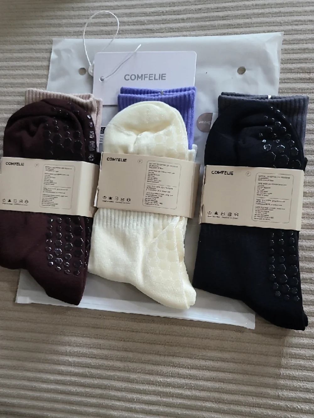 Comfelie Women’s 3-Pack Ribbed Crew Socks For Yoga/Pilates - Picture 2 of 4